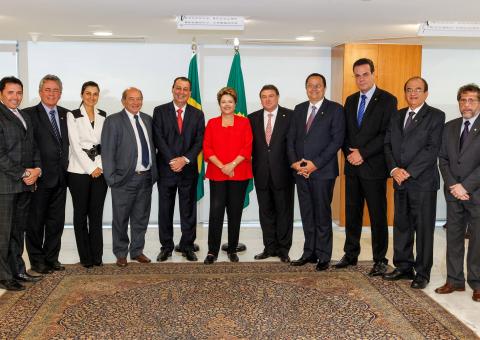 Omar pede que Dilma edite MP para governo poder contratar médicos estrangeiros